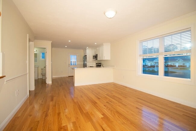 Building Photo - 5 W Chapel St