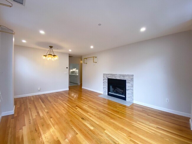 Building Photo - 75 Clarendon St