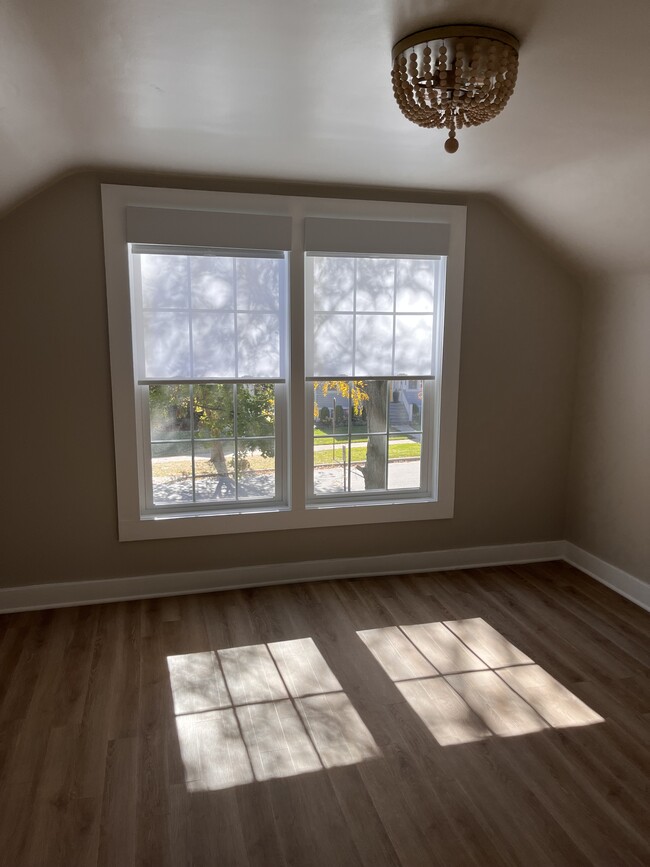 Charming Primary bedroom - 633 Glenview Ave