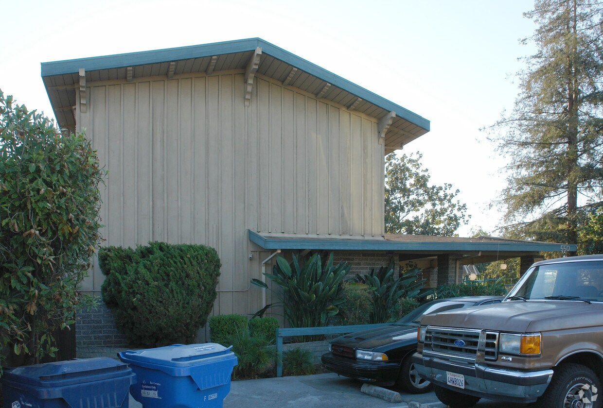 Building Photo - 550 N Fairoaks Ave