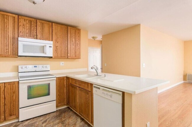 Foto del edificio - Spacious and Comfortable Condo -  A/C - Central Location - Great Amenities - Natural Light