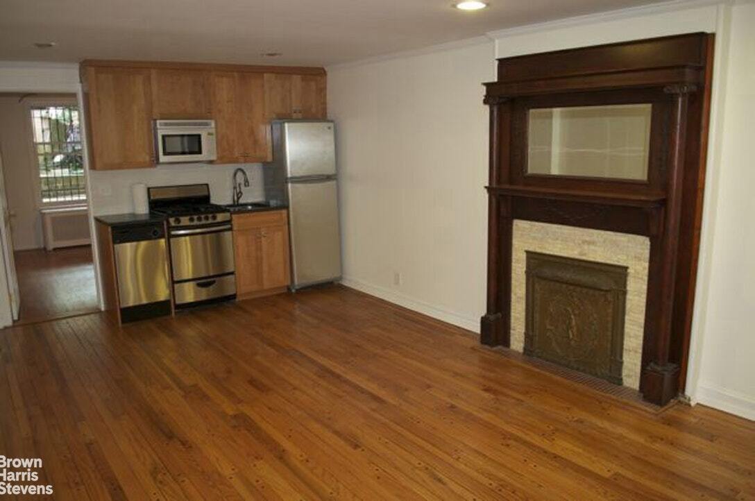 Foto principal - Spacious 1 BR Brownstone Garden Apt.