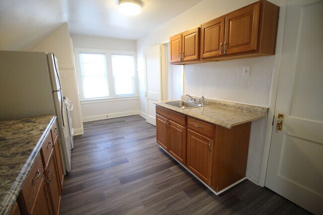 Building Photo - Welcome Home to this Sunny Upper Unit 1 Bd...