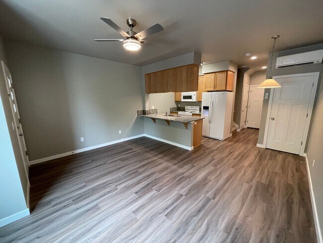 Foto del edificio - NEW 4 Bedroom / 4.5 Bath Duplex. A/C in every bedroom