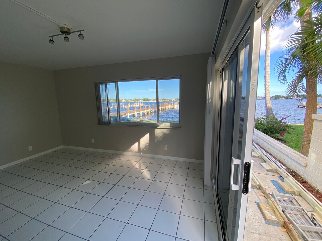 Primary Photo - 1100 S Lake Dr