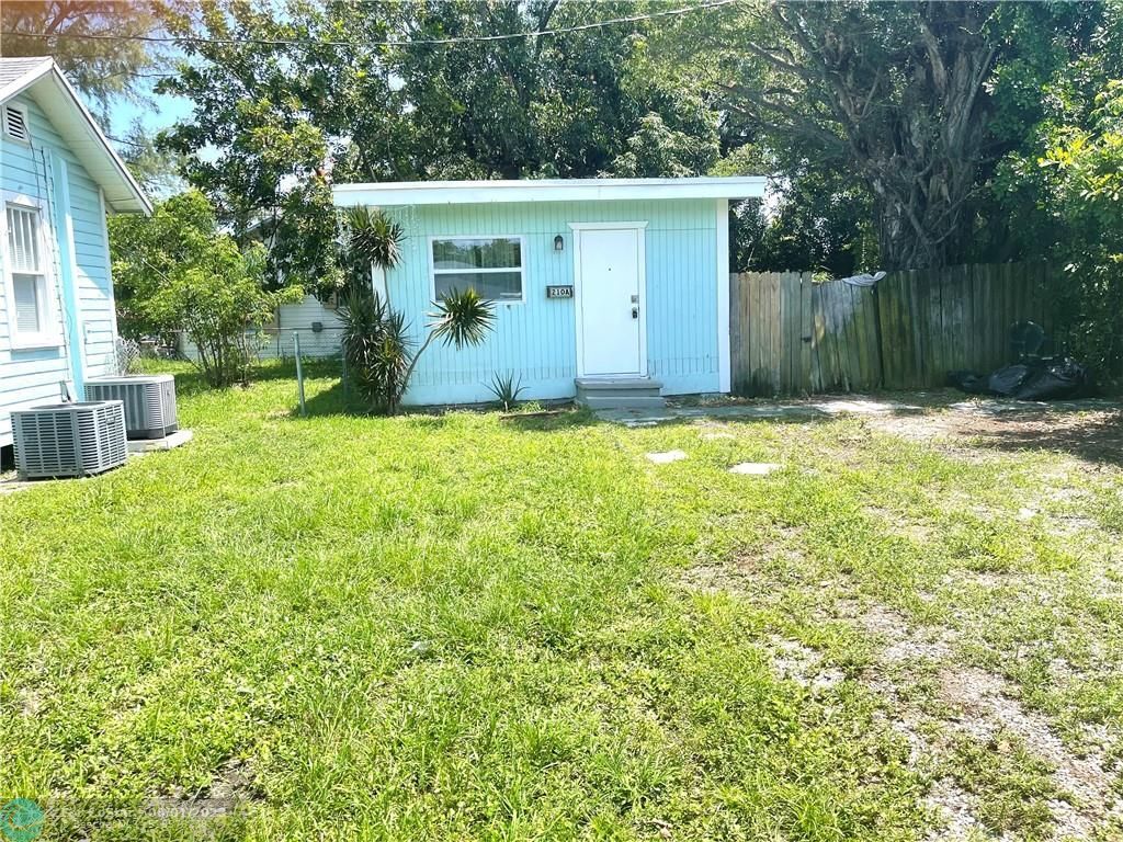 210 NE 9th St, Pompano Beach, FL 33060 Room for Rent in Pompano Beach