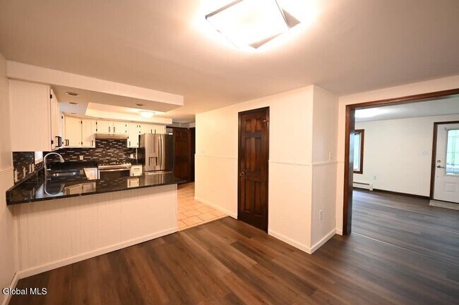 Foto del edificio - 229 Middletown Rd
