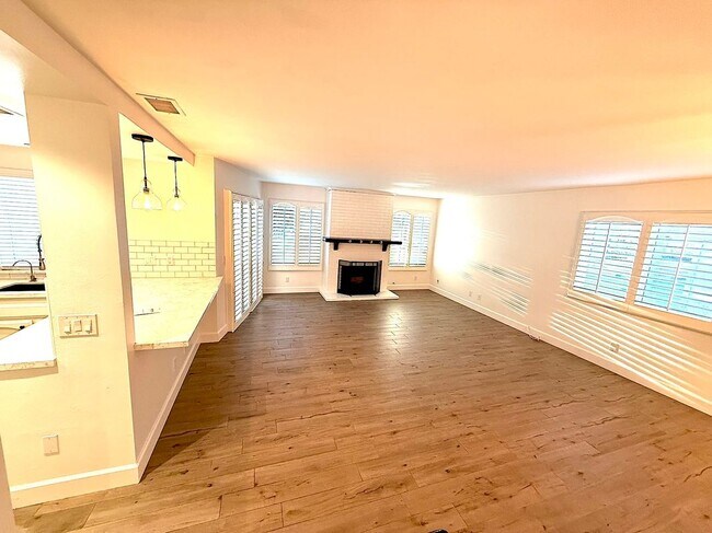 Building Photo - 2805 Unicornio St