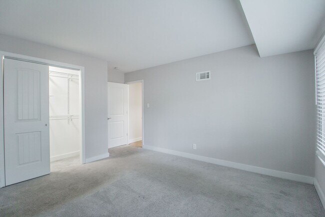 Foto del edificio - Pet Friendly Renovated Two Bedroom