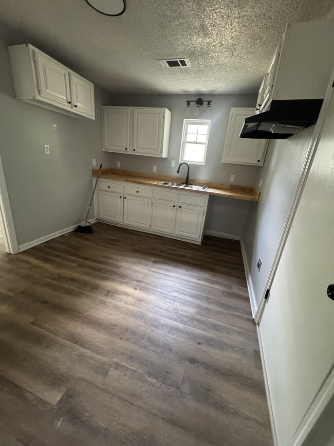 Building Photo - 639 W Pleasant Ave