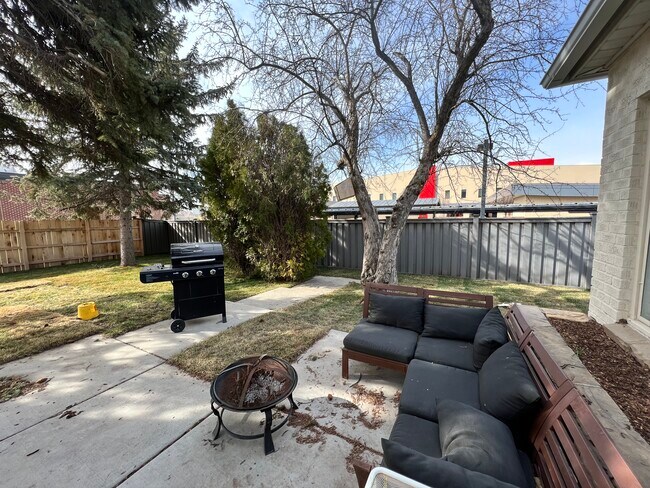 Foto del edificio - 1647 E Woodland Ave