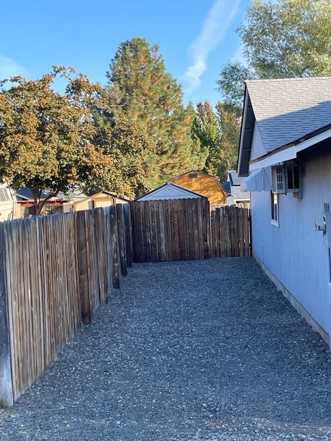 Building Photo - 3 Bedroom / 2 Bathroom Home in SW Redmond