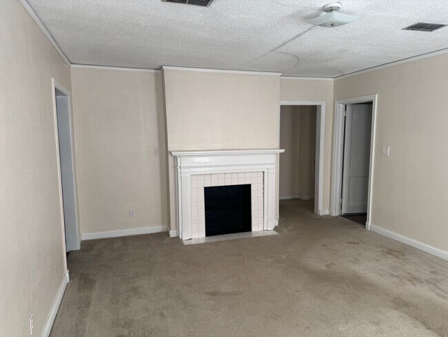 Building Photo - Large Cloverdale Apartment
