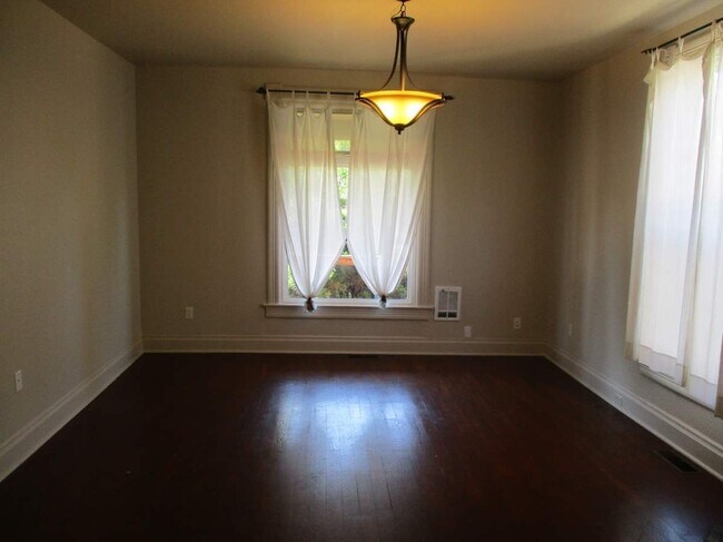 Building Photo - Skaga: LEASING 811 N Cedar Street