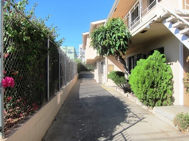 Building Photo - 6753 Selma Ave