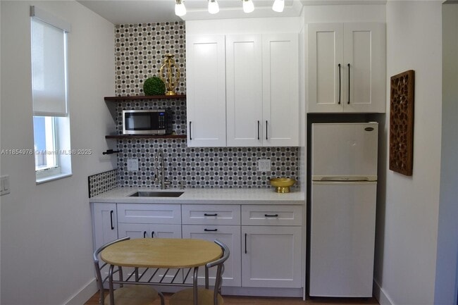 Building Photo - 621 SW 60th Ct