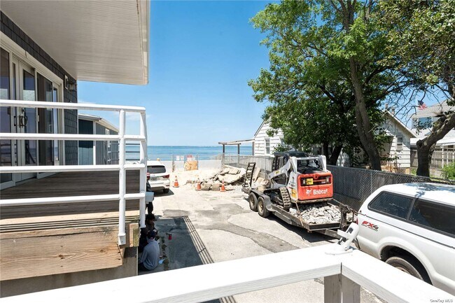 Building Photo - 425 Bayville Ave