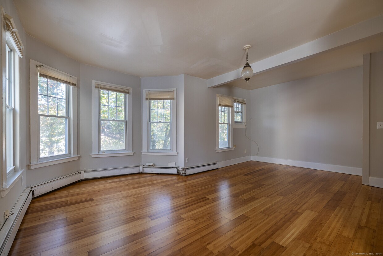 Primary Photo - 389 Myrtle Ave