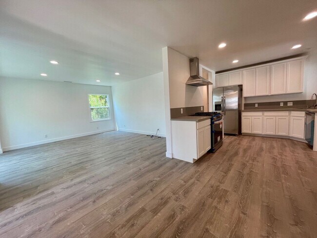 Foto del edificio - Fully Remodeled 4 Bedroom 2.5 Bathroom in ...
