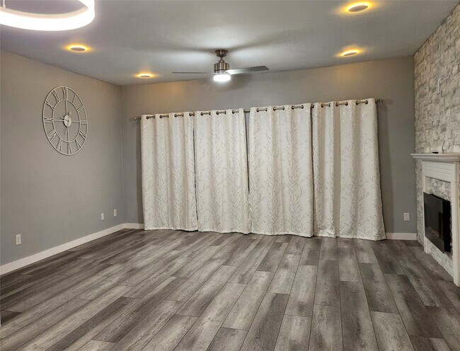 Foto del edificio - 6500 Harbor Town Dr