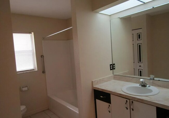 Foto del edificio - 2401 Como St