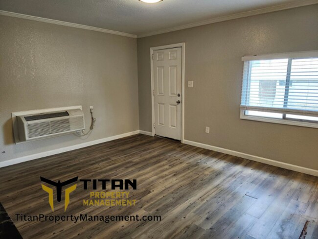 Building Photo - Super Cute One Bedroom Tiny House!