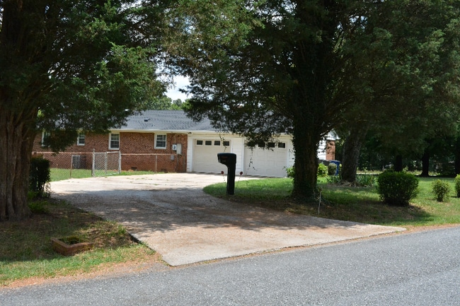 Building Photo - 4501 Kernersville Rd