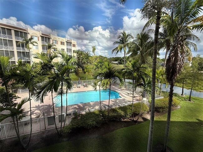 Foto del edificio - 3500 Oaks Clubhouse Dr