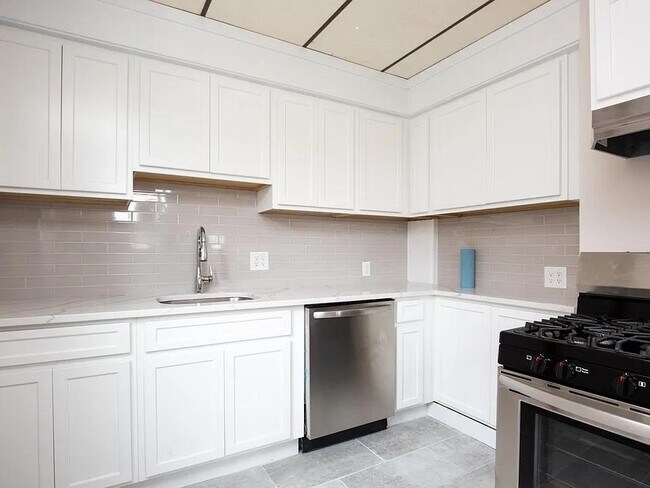 Building Photo - 733 Hudson Ave