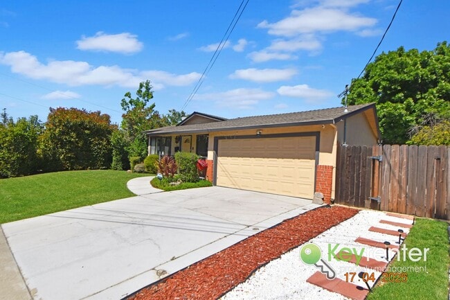 Foto del edificio - Renovated 4 Bedroom Home with Gourmet Kitchen & Lush Backyard in Concord