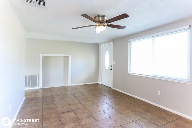 Building Photo - 3512 Eisenhower Dr, Holiday, FL 34691