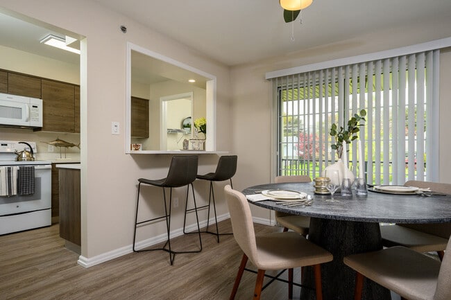 Foto del edificio - Exeter Village Apartments