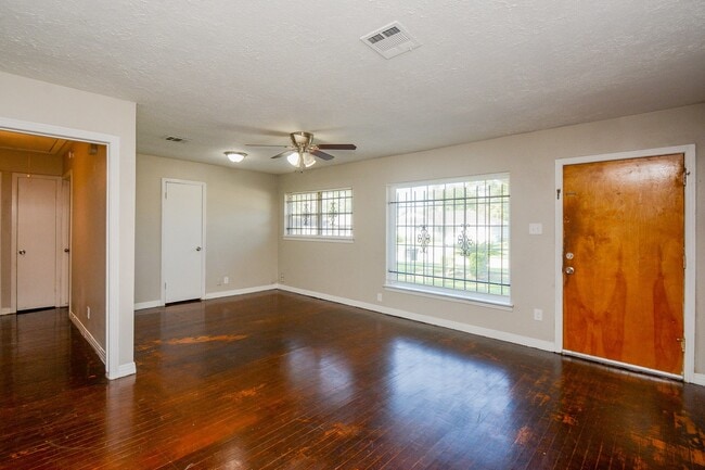 Foto del edificio - 10214 Rockaway Dr