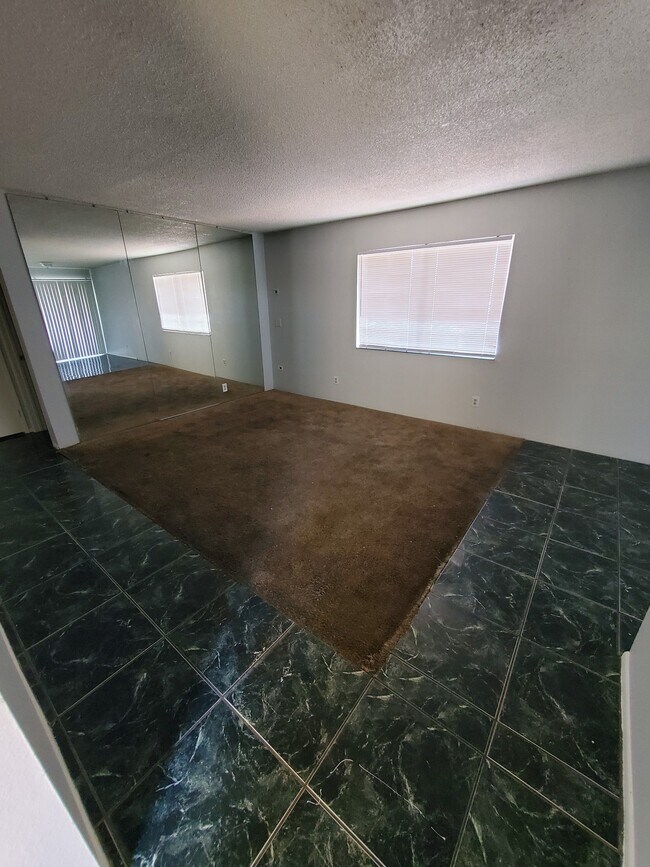 Building Photo - 1370 Vegas Valley Dr