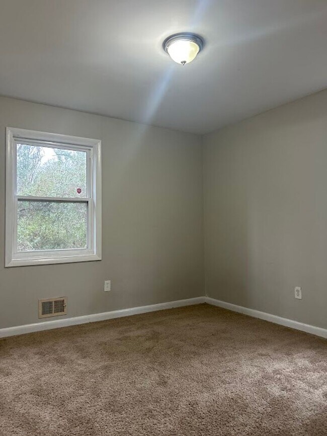 Building Photo - 4 bed and 1.5 bath in Decatur!