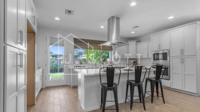 Foto del edificio - Modern 4-Bedroom Home with Upgraded Kitche...