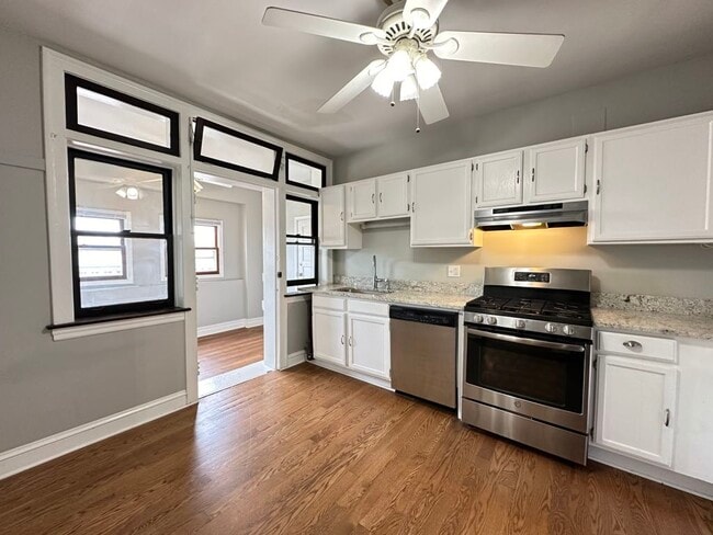 Building Photo - 4519 N Wolcott Ave