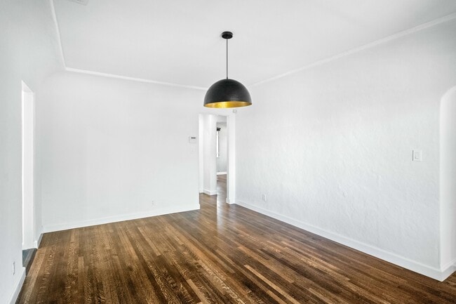Building Photo - 1516 S Crest Dr