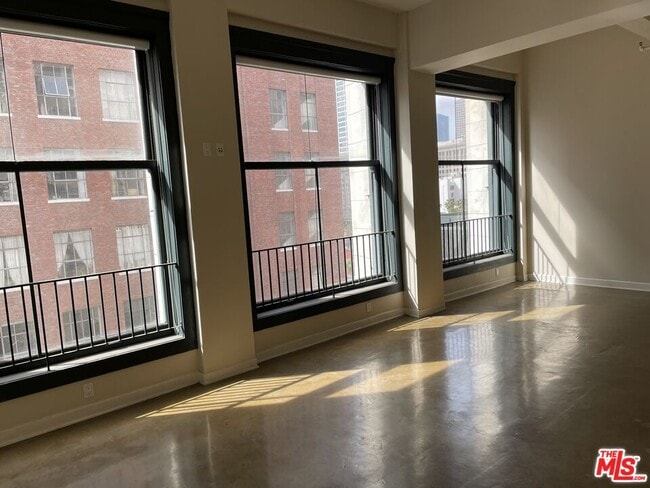 Building Photo - 315 W 5th St