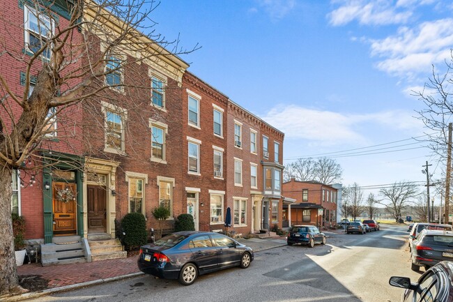 Building Photo - Spacious 4 Bedroom on Cumberland St