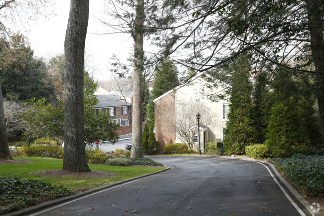 Foto del edificio - Lullwater Parc