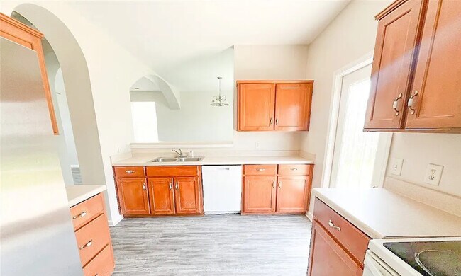Building Photo - 221 Chapel Lake S
