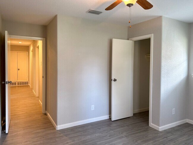 Building Photo - 4 Bedroom / 2 Bath / 2 Car Garage