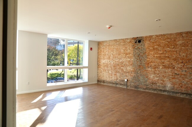 Building Photo - 439 N Salina St