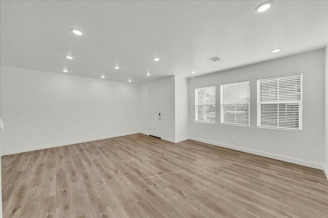Building Photo - Spacious 3-Bedroom Townhome With Lagoon Ac...