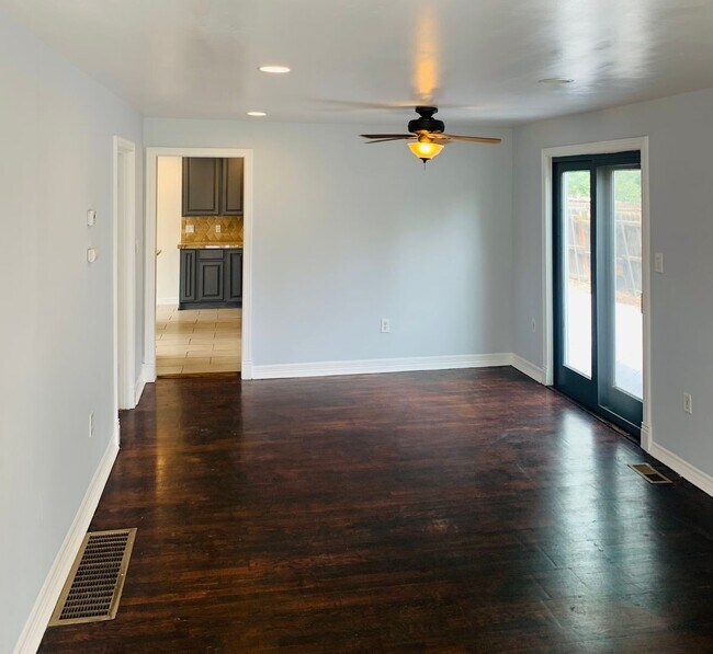 Building Photo - 5 Bed 3 Bath Close to Stanley Marketplace