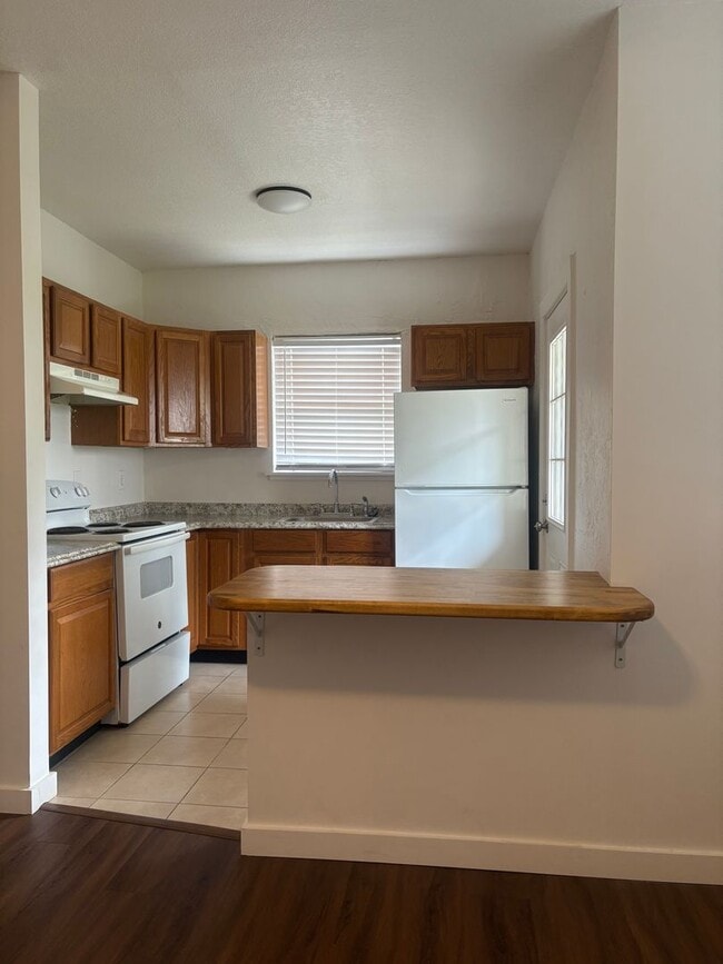 Building Photo - 667 W Osceola St