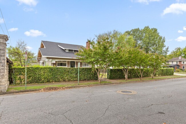 Building Photo - 5 Bed, 2.5 Bath Home in Ferger Place - His...