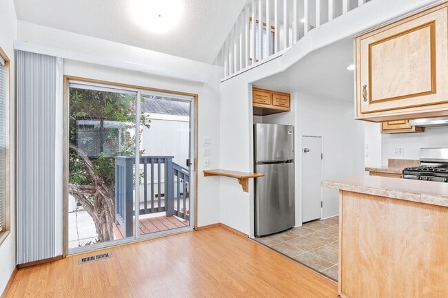 Foto del edificio - 1 Bed + 1 Bath +  IN THE PLEASURE POINT AREA OF SANTA CRUZ. $2300 Per Month