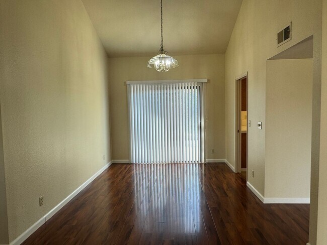 Foto del edificio - Roseville home with new carpet, paint, & shutters. Landscaper included!
